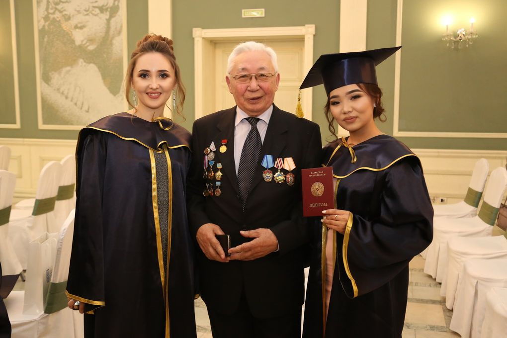В Алматы вручили дипломы первым выпускникам Международного научно-образовательного центра атомной промышленности (МЕНОЦАП)