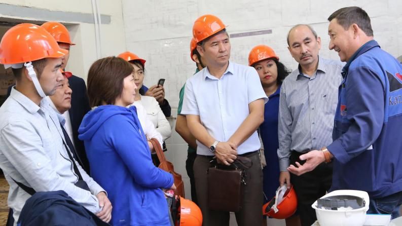 Преподаватели КазНИТУ посетили завод «КазФерроСталь»