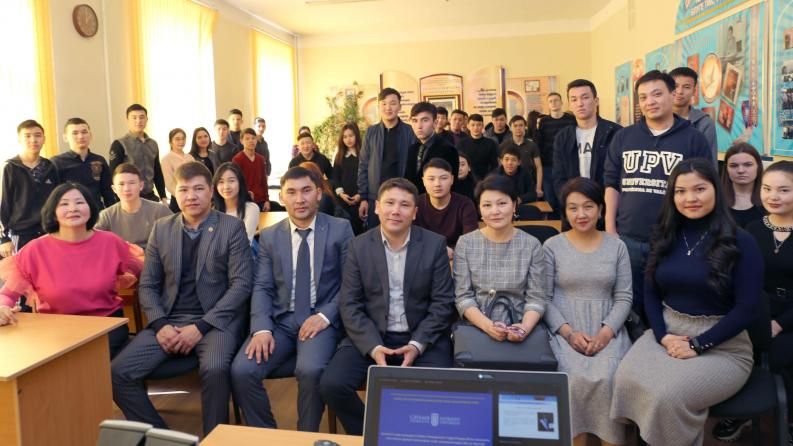 Сәтбаев университетінің 1-курс студенттерінің докторант-түлектерімен кездесуі