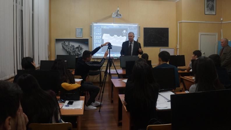 Сәтбаев университетінде профессоры Александр Сладковски дәріс оқыды