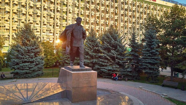 В честь Дня науки в Satbayev University состоялось торжественное возложение цветов к памятнику Каныша Сатпаева