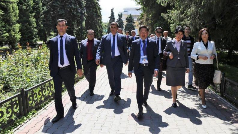 Форум ректоров стран Центральной Азии начал свою работу с посещения выставки в Satbayev University