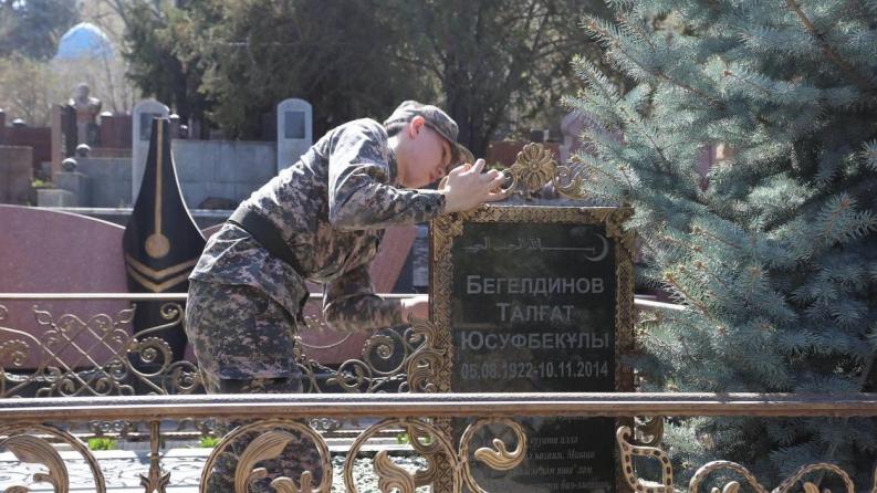 Естелік уақыттан да мықты – Сәтбаев университетінің студенттері мен оқытушылары соғыс батырларының ескерткіштерін ретке келтірді