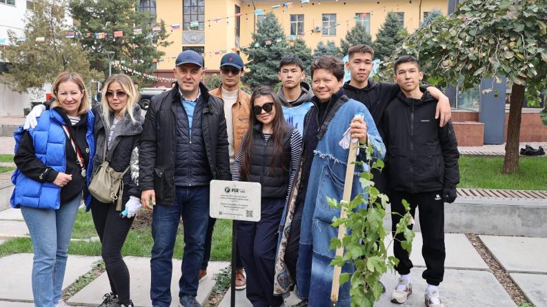 107 жаңа ағаш. Екі компания. Бір тұрақты болашақ. Сәтбаев университеті көгалдана түсуде!