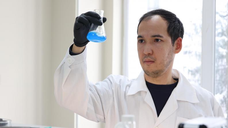 Білімдіге салынған инвестиция: Сәтбаев университетінің жас ғалымы Қазақстан Президентінің қолынан пәтер кілтін алды