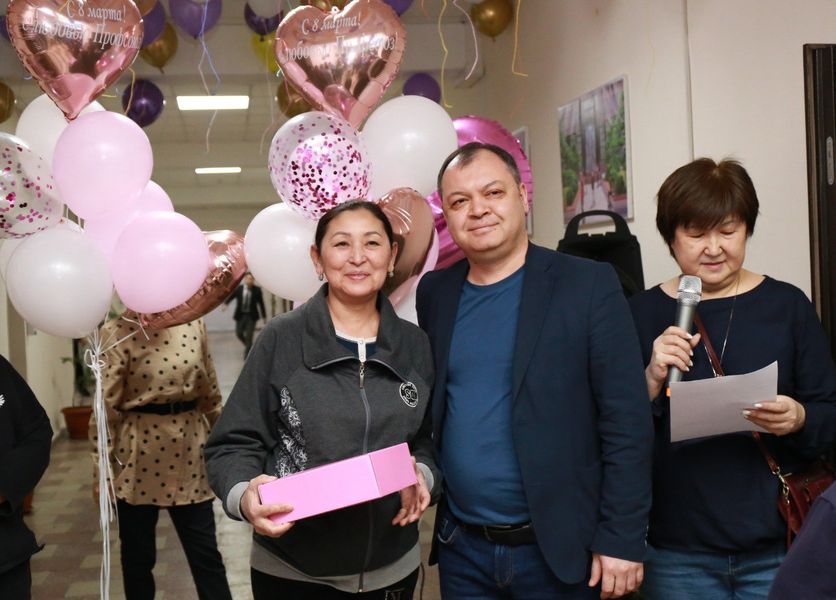 Мужчины Satbayev University поздравили женщин университета с Международным женским днем