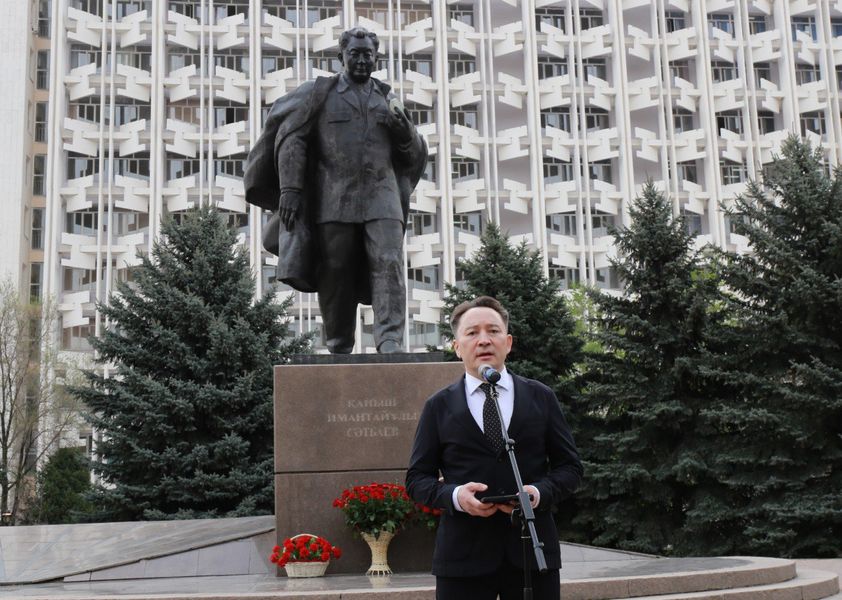 В честь Дня науки в Satbayev University состоялось торжественное возложение цветов к подножию памятника Каныша Сатпаева