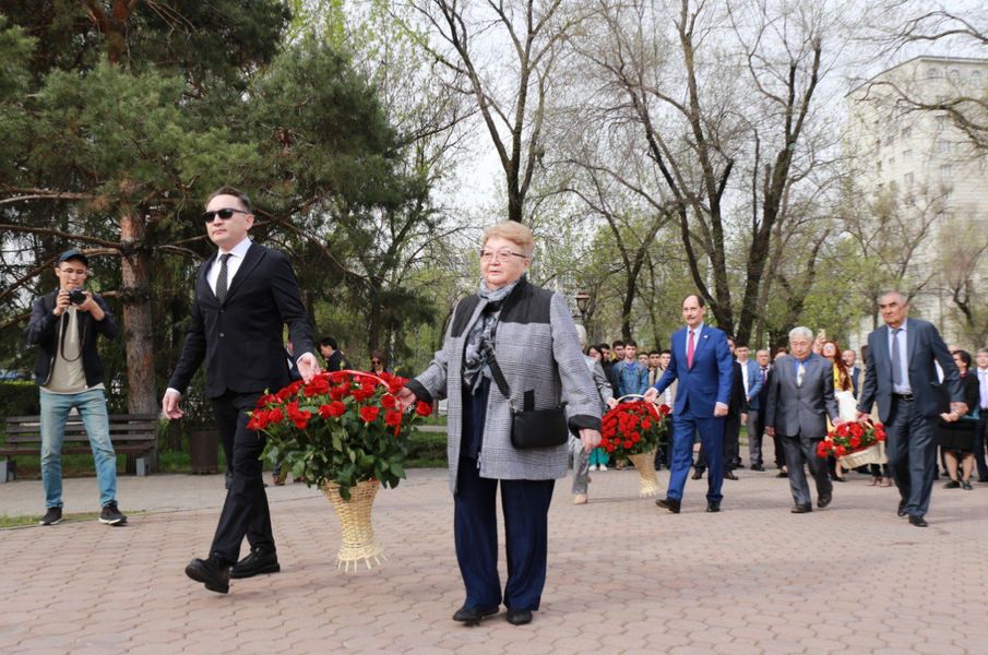 В честь Дня науки в Satbayev University состоялось торжественное возложение цветов к подножию памятника Каныша Сатпаева