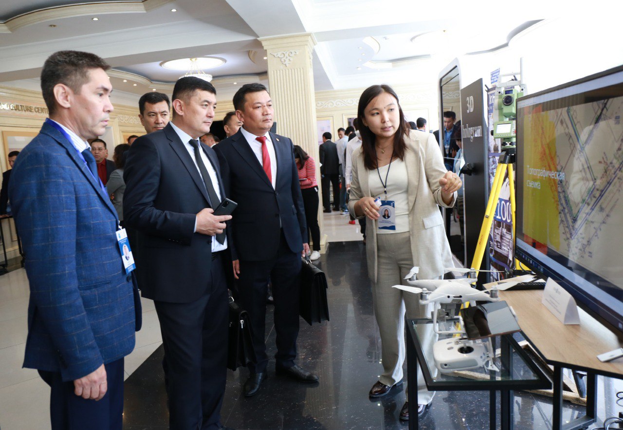 Форум ректоров стран Центральной Азии начал свою работу с посещения выставки в Satbayev University