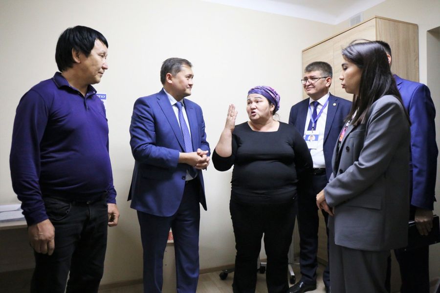 Саясат Нурбек посетил Оперативный Штаб по вопросам общежитий