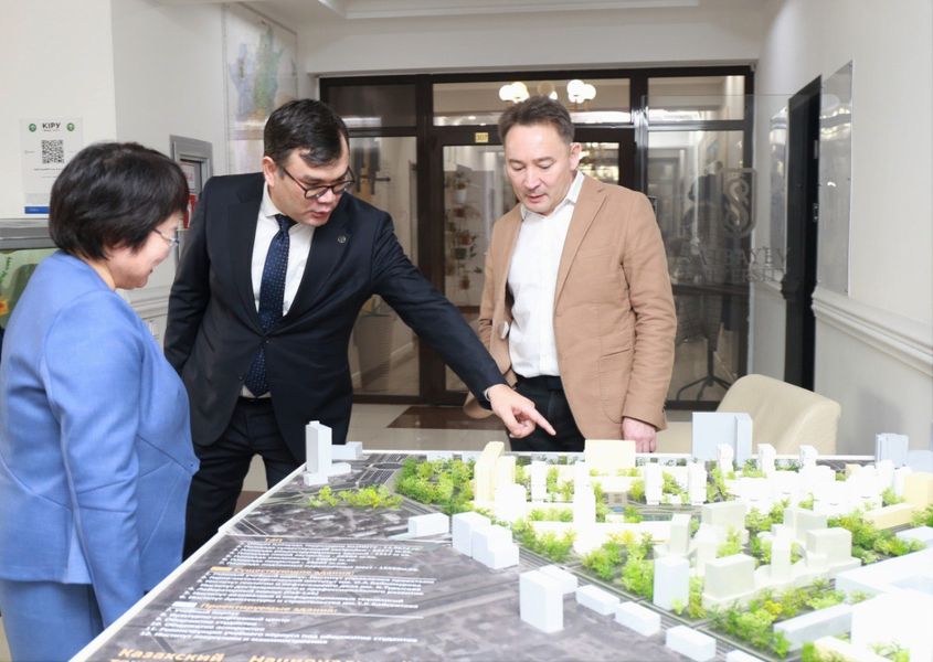 Нурбек Сапарходжаев посетил Satbayev University