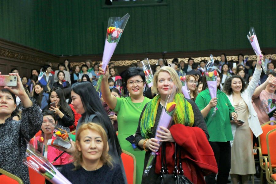 Satbayev University поздравляет с Международным Женским Днем