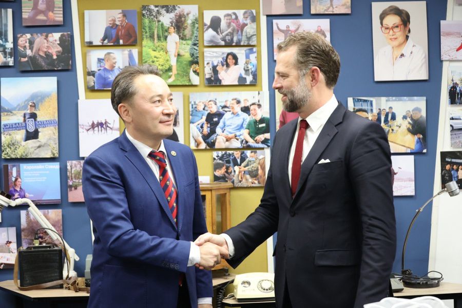 Meiram Begentayev presented the opportunities of Satbayev University to Canadian Ambassador Alan Hamson