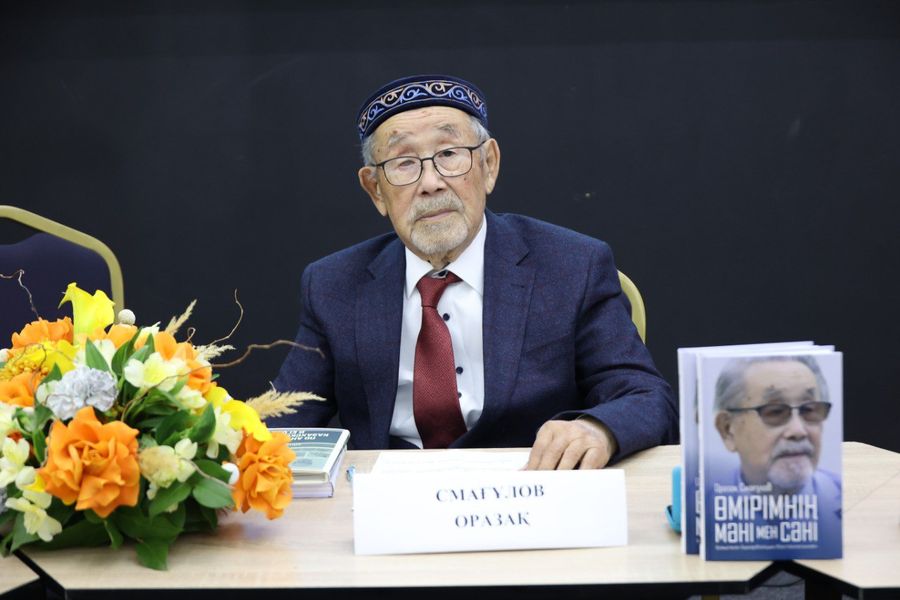 ҚThe first anthropologist of Kazakhstan Orazak Ismagulov presented his book to Satbayev University’s students
