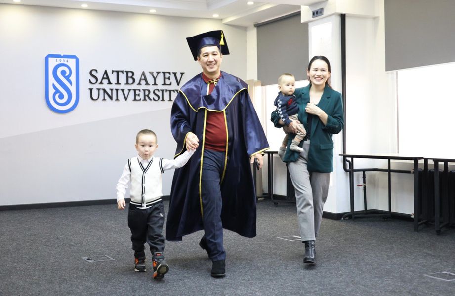Satbayev University поздравляет молодых докторов PhD, вступающих в науку