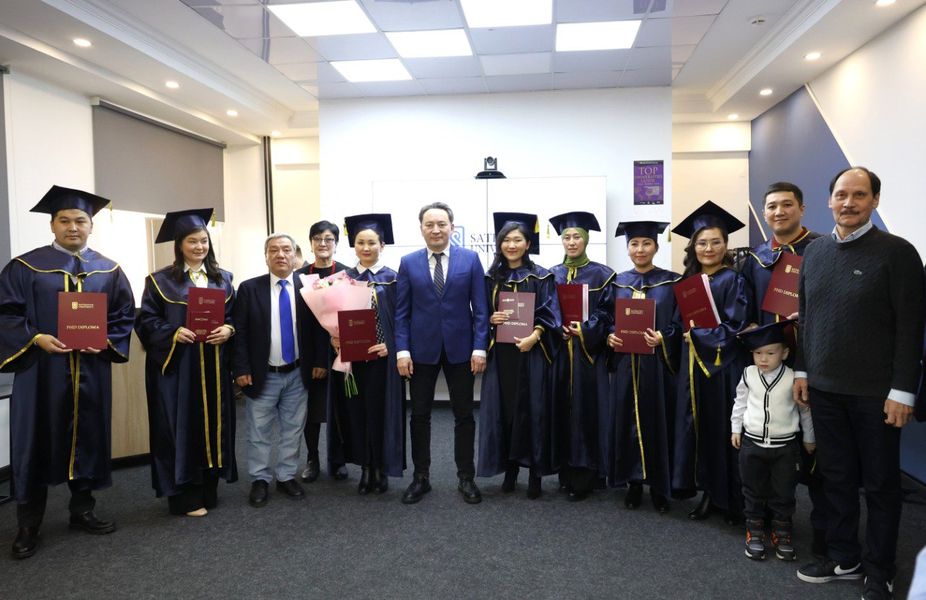 Сәтбаев Университеті ғылымға аяқ басқан жас PhD докторларын құттықтады