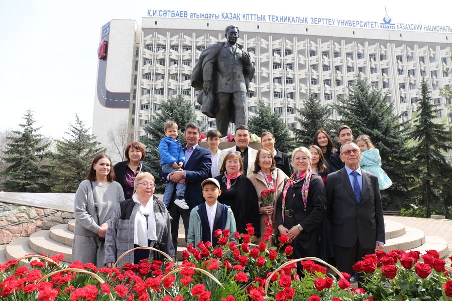 Сотрудники Satbayev University открыли празднование в честь Дня науки возложением цветов к памятнику Каныша Сатпаева