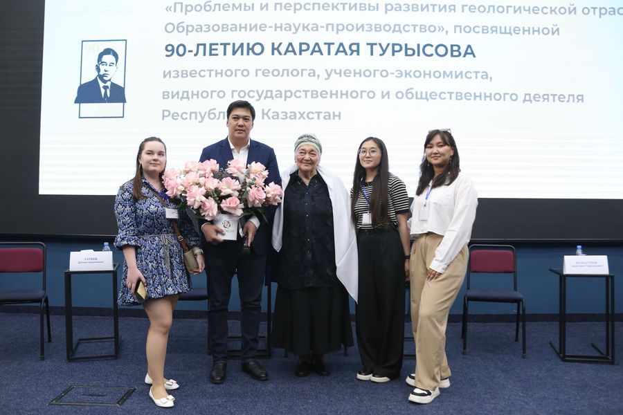 Вдохновение для будущих геологов: в Satbayev University" прошел круглый стол, посвященный Каратаю Турысову