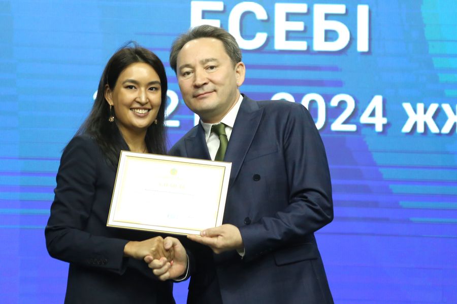 Satbayev University награждает лучших сотрудников