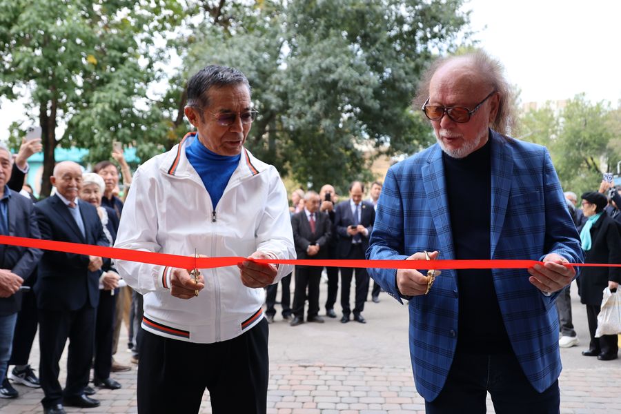 “Dos Mukassan” street portrait gallery and the updated Ulykpan Sydykov coworking were opened at Satbayev University