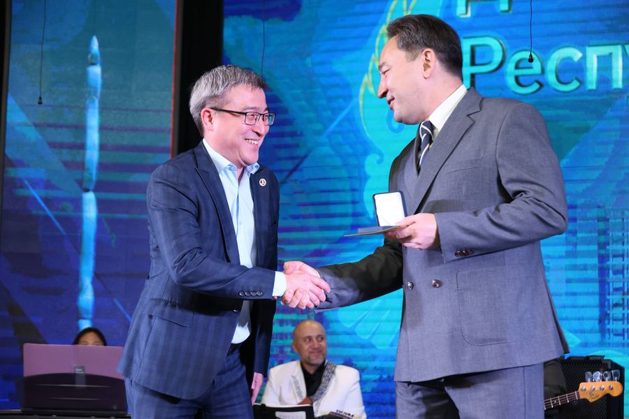 Ғылым мен бірліктің рухымен шабыттанған: Республика күні қарсаңында Сәтбаев университетінде мерекелік концерт өтті