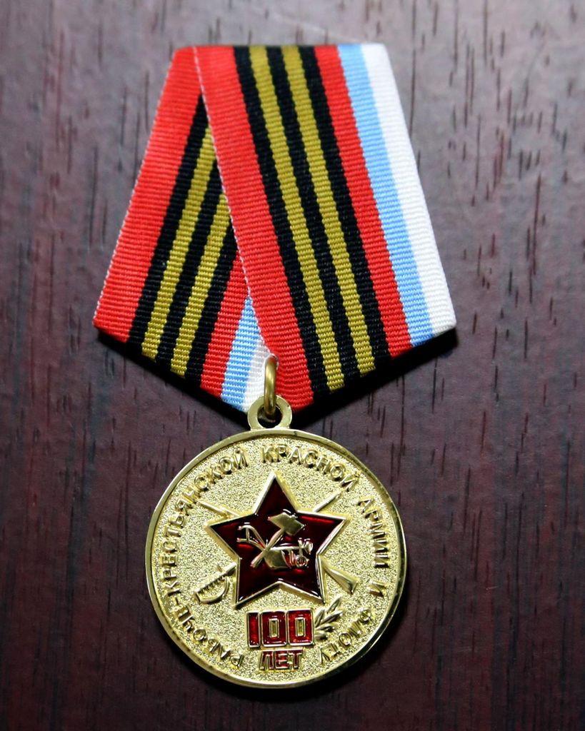 Полковнику Б.Х. Мухтыбаеву была вручена медаль «100 лет Рабоче-Крестьянской Красной Армии и Флоту».